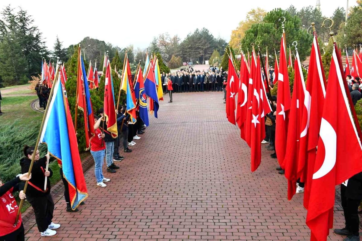 Lise öğrencileri şehit öğretmenleri unutmadı