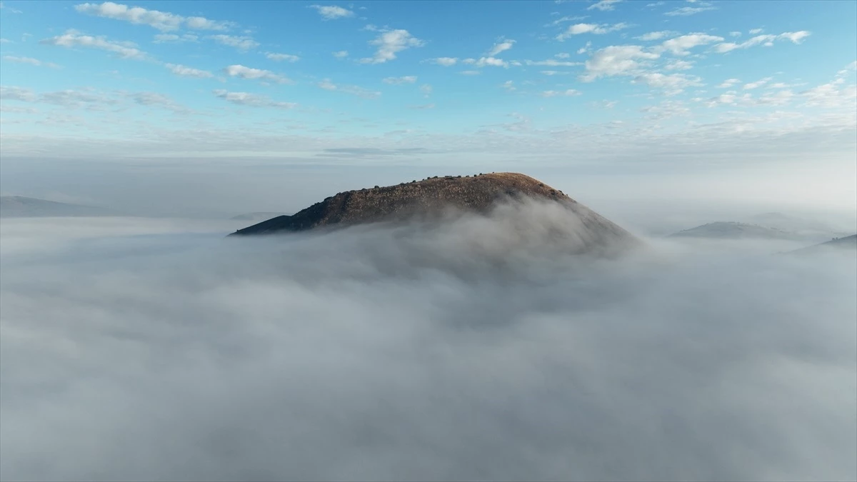 Kula Volkanik Jeoparkı\'nda sis altında volkan konileri