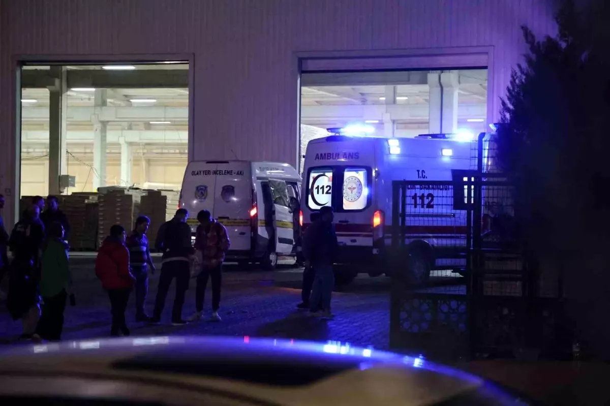 Konya\'da Mobilya Fabrikasında Yangın: 5 İşçi Hastaneye Kaldırıldı
