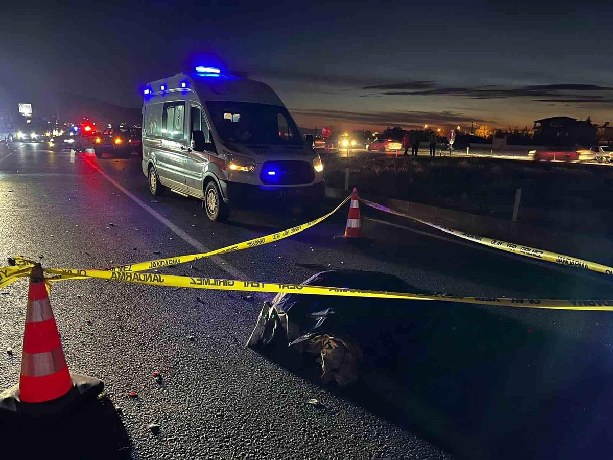 Niğde\'de otomobil ile motosikletin çarpışması sonucu 1 kişi hayatını kaybetti