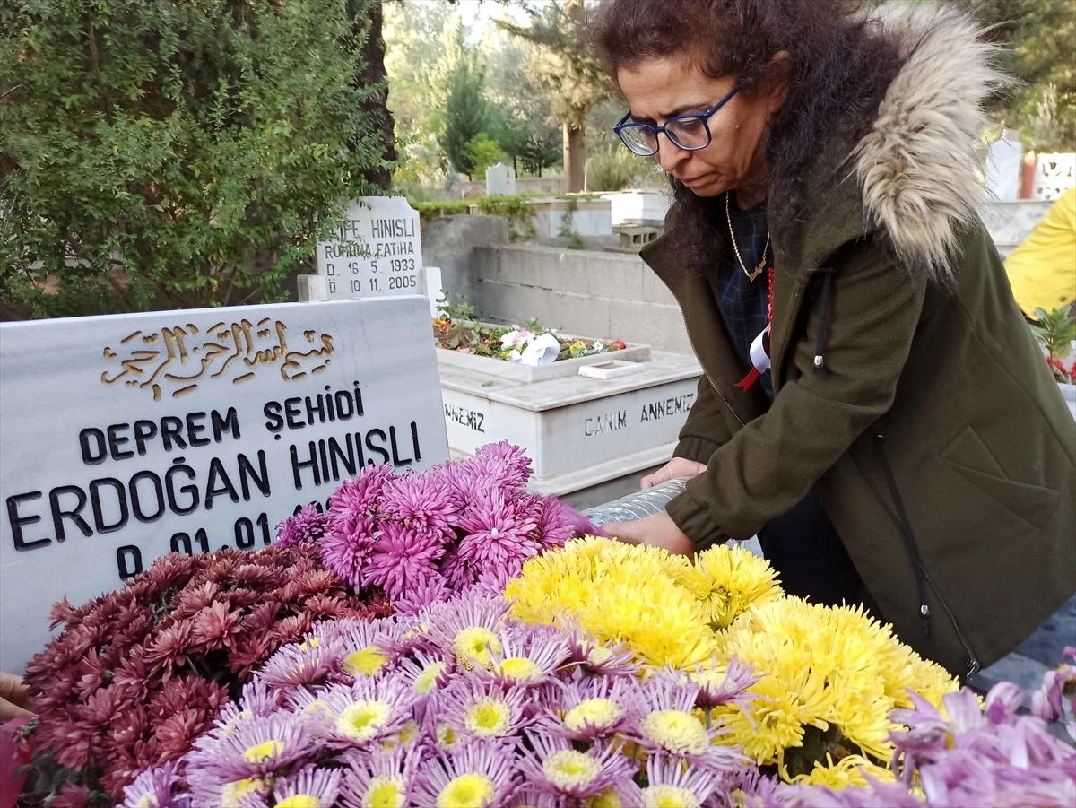 Osmaniye\'de depremde ölen öğretmen mezarı başında anıldı