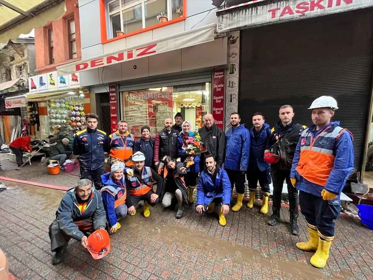 Sel ve fırtınadan etkilenen Karadeniz Ereğli\'ye gelen AFAD gönüllüsü öğretmene "çiçekli" teşekkür