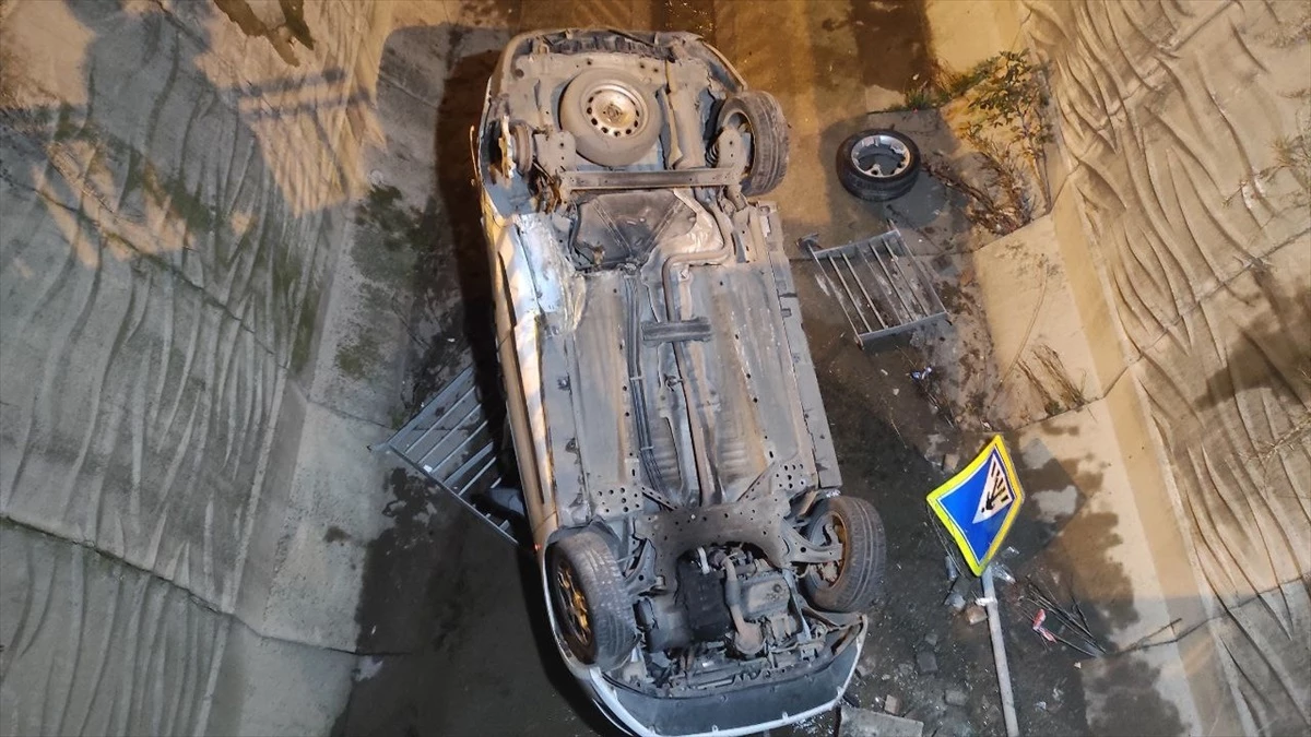 Sultanbeyli\'de servis minibüsüyle çarpışan araç su kanalına düştü
