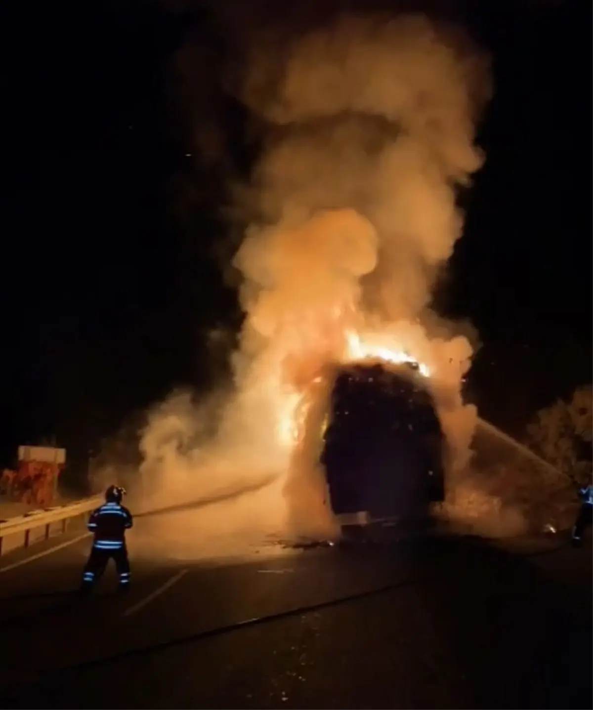 Uşak'ta Elyaf Yüklü Kamyon Alev Aldı