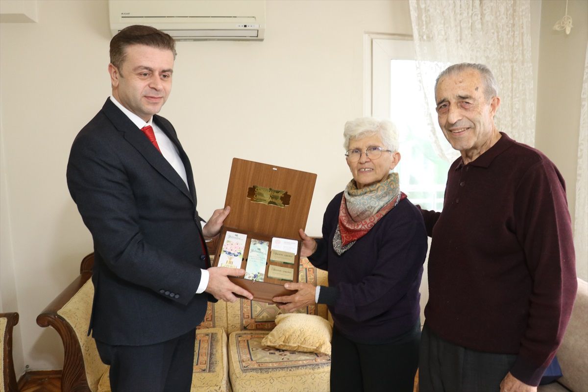 Yalova\'da emekli öğretmen çift Öğretmenler Günü\'nde ziyaret edildi
