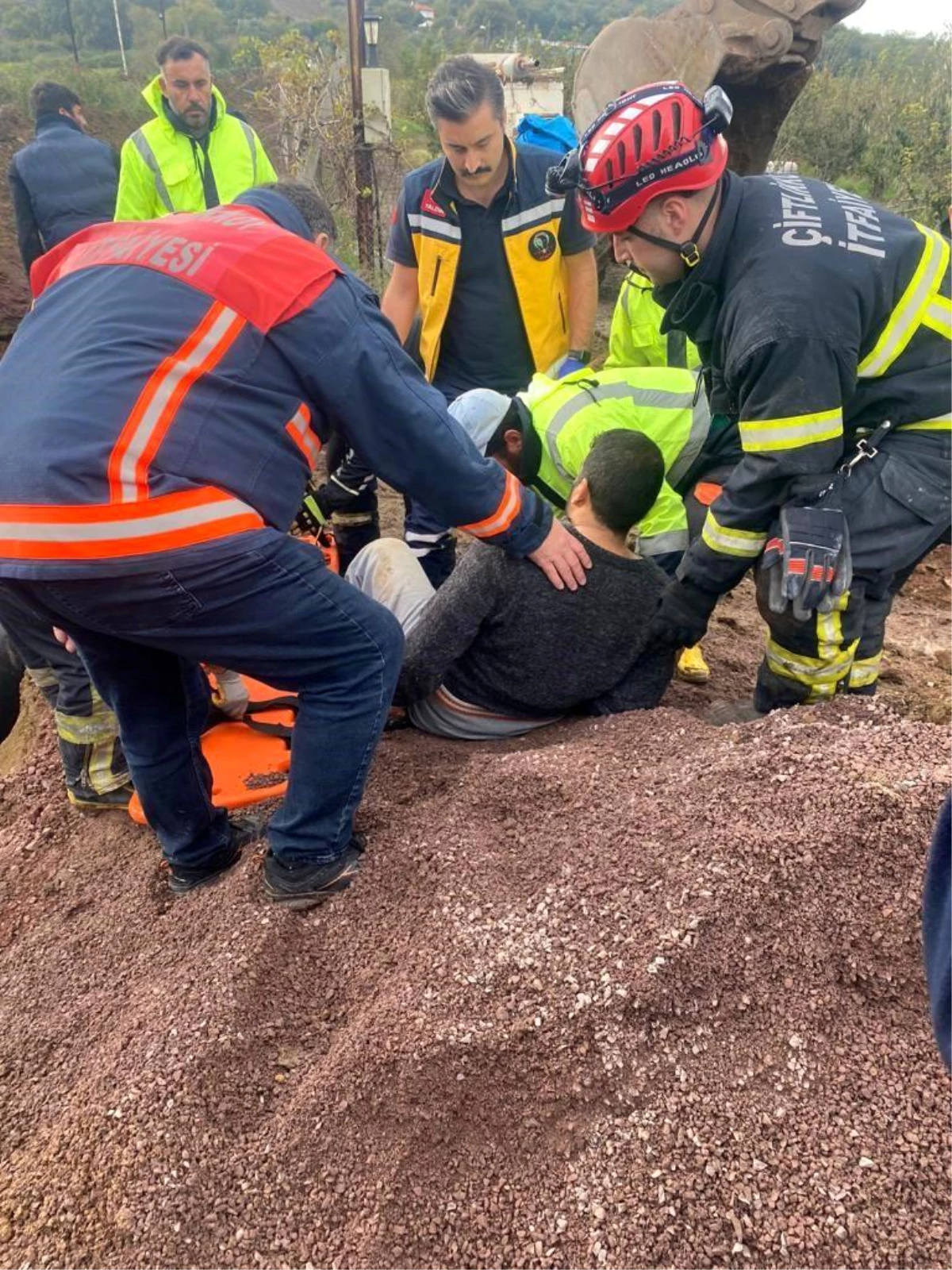 Yalova\'da su boru hattı çalışması sırasında göçük: İşçi kurtarıldı