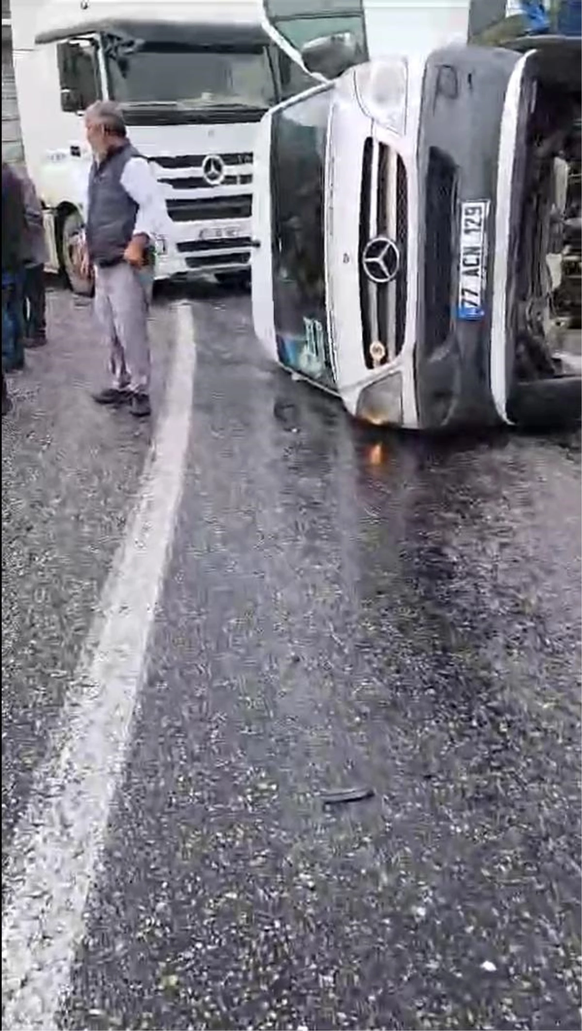 Yalova\'da yolcu minibüsü, tır ve hafif ticari araç kaza yaptı