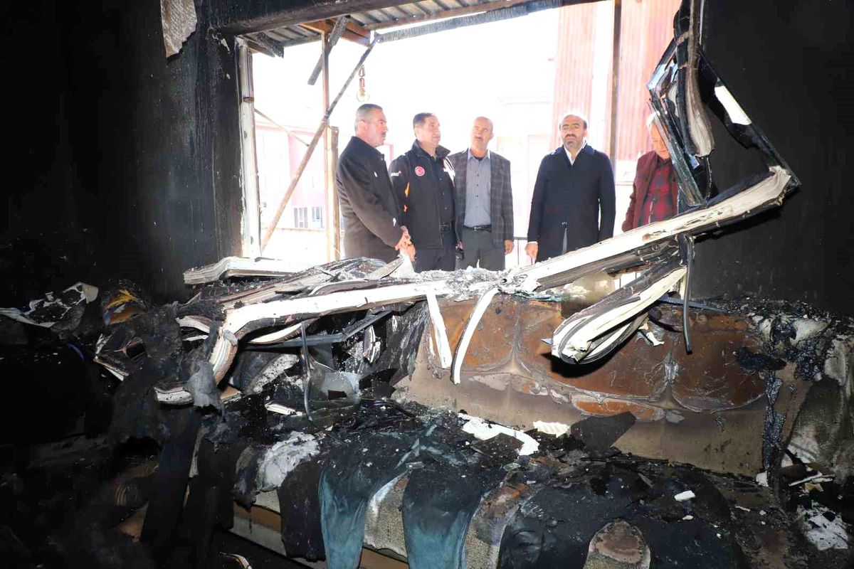 Hakkari\'de 4 Katlı Binada Yangın: Ev Kullanılamaz Hale Geldi