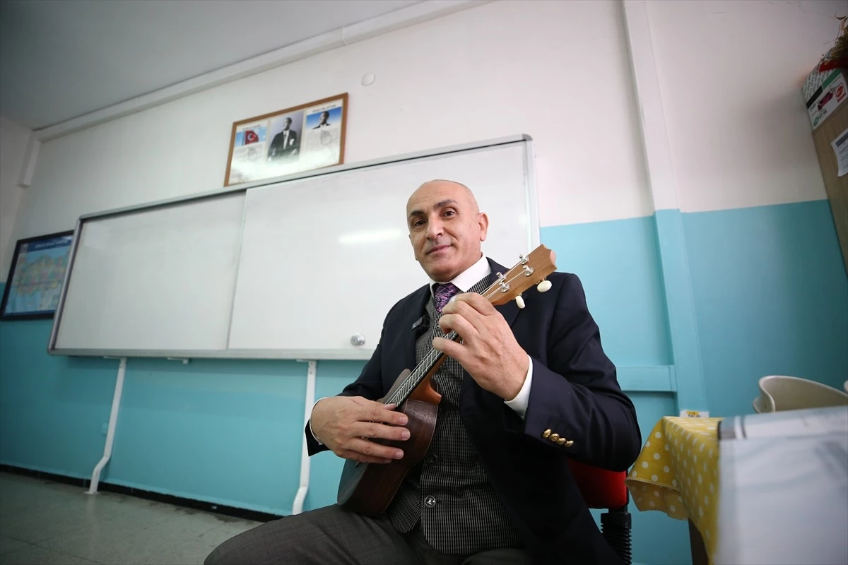 Bingöllü Sınıf Öğretmeni Yüzlerce Çocuğa Müzik Eğitimi Veriyor