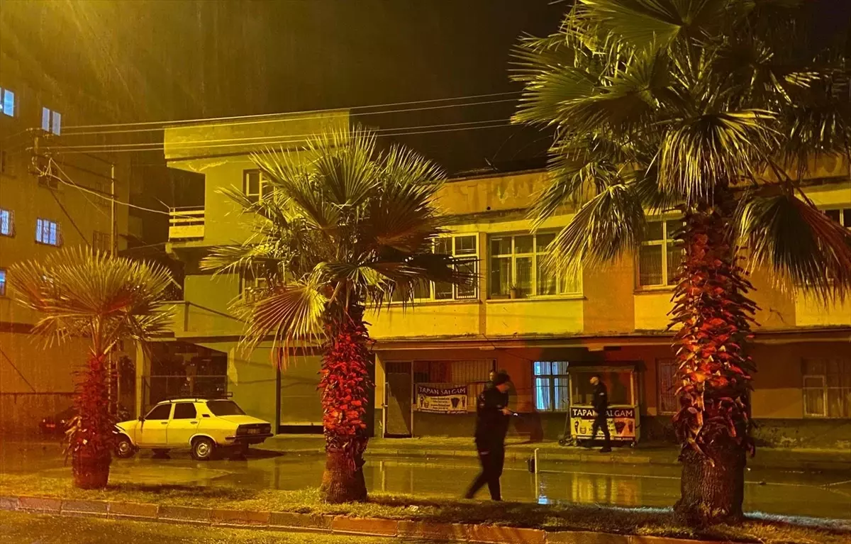 Kozan\'da kavgayı izleyen genç ateş açılması sonucu yaralandı