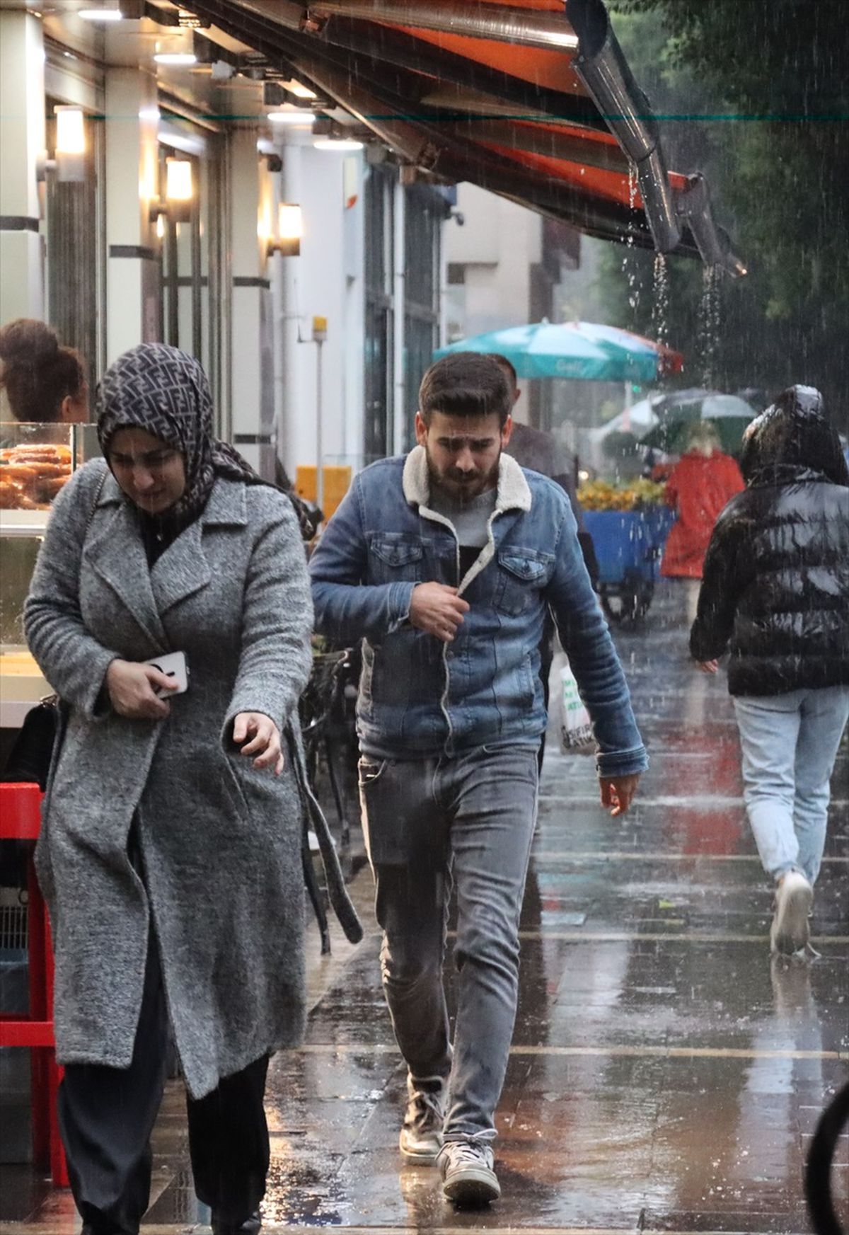 Adana\'da Sağanak Yağış Sonucu Su Birikintileri Oluştu
