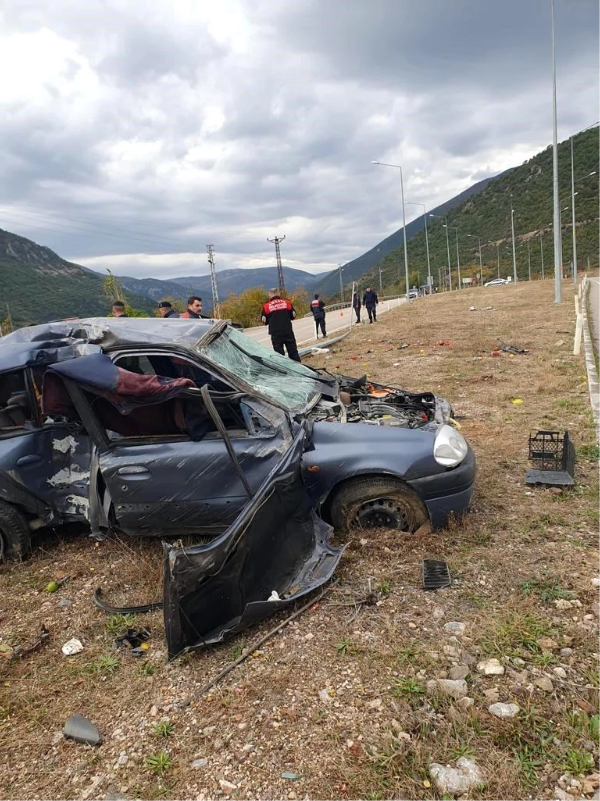 Amasya\'da otomobil refüje çarptı: 3 yaralı