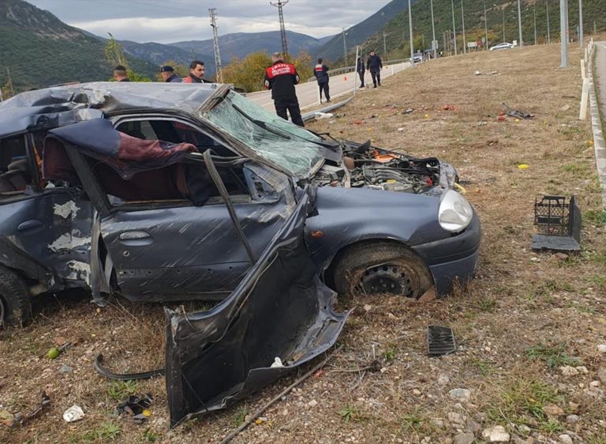 Amasya\'da otomobilin aydınlatma direğine çarpması sonucu 3 kişi yaralandı