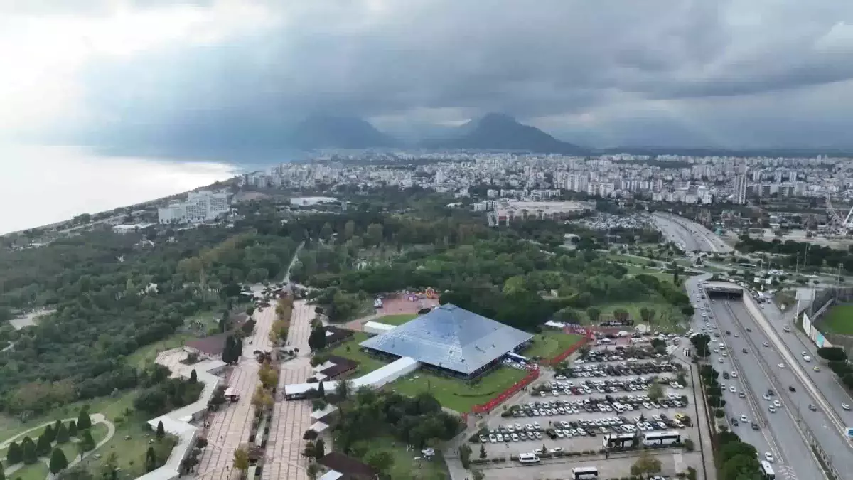 Antalya Kitap Fuarı\'nda Kitapseverlerin Yoğun İlgi Gördü