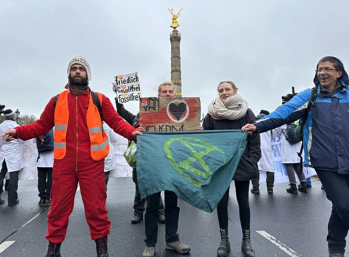 Berlin\'de çevreciler fosil yakıtların kullanımını protesto etti