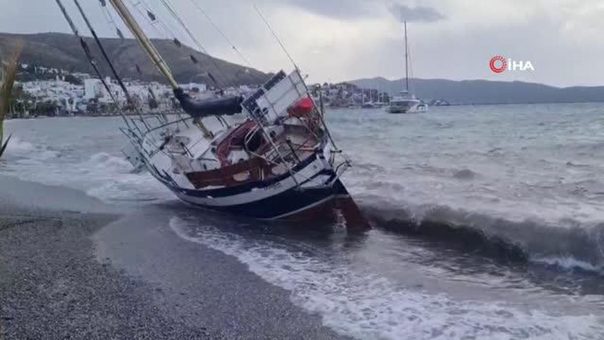 Bodrum\'da kuvvetli rüzgarla karaya sürüklenen tekne düzensiz göçmenleri taşıyordu