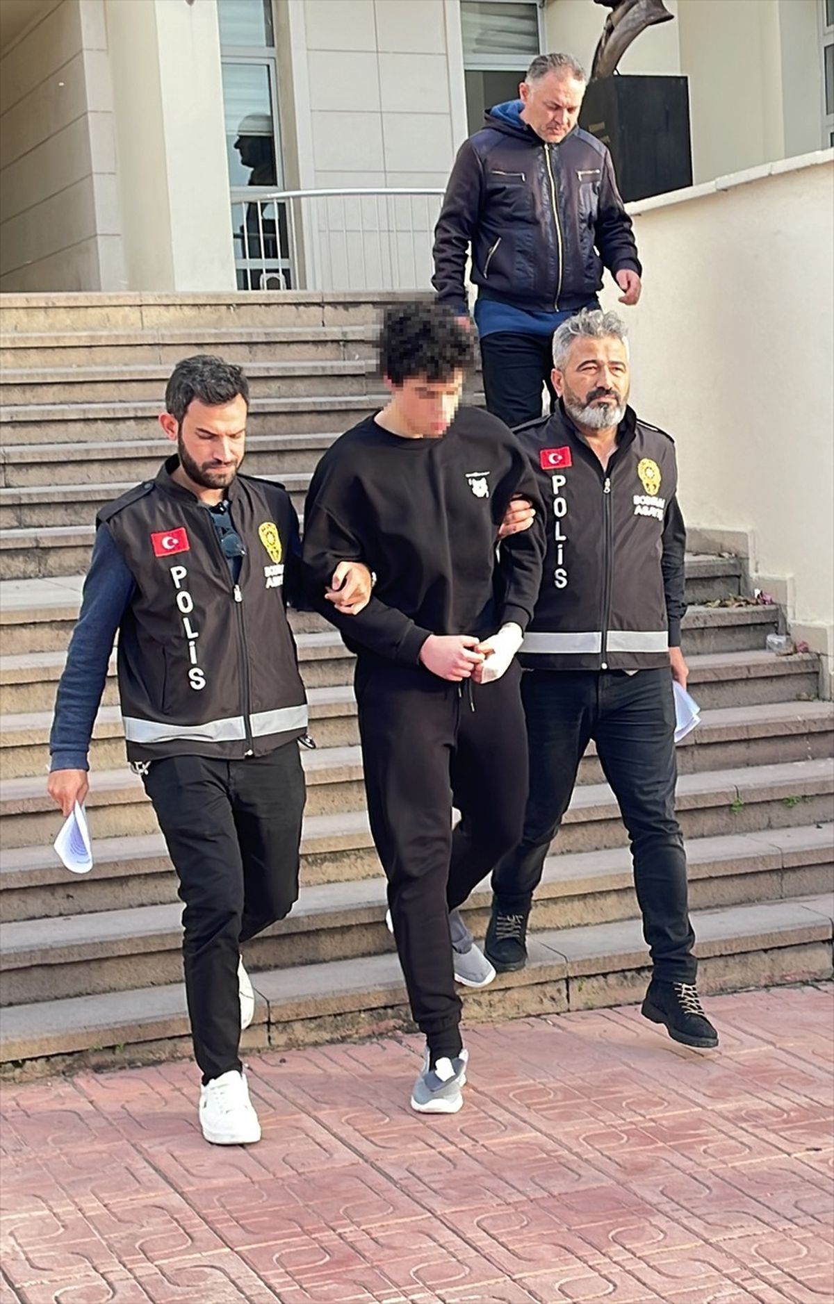 Bodrum\'da tartıştığı annesini bıçaklayan çocuk tutuklandı