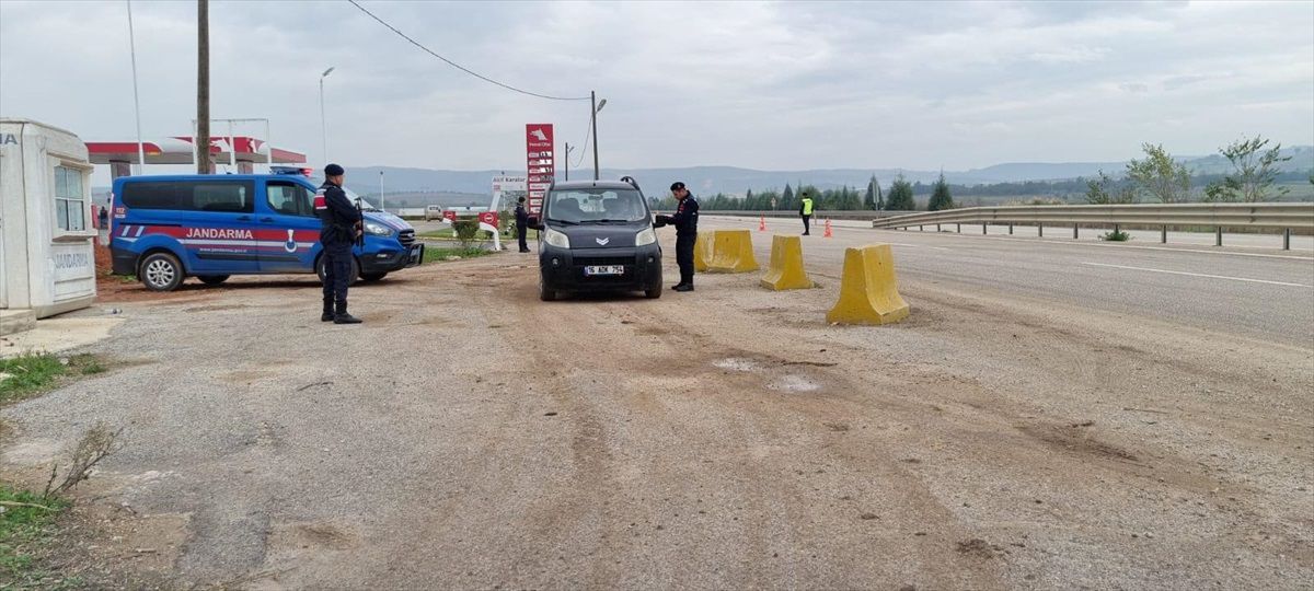 Bursa\'da jandarma denetimlerinde 28 şüpheli yakalandı