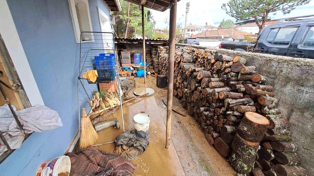 Çanakkale\'nin Yenice ilçesinde sağanak yağış sonucu 4 ev su altında kaldı