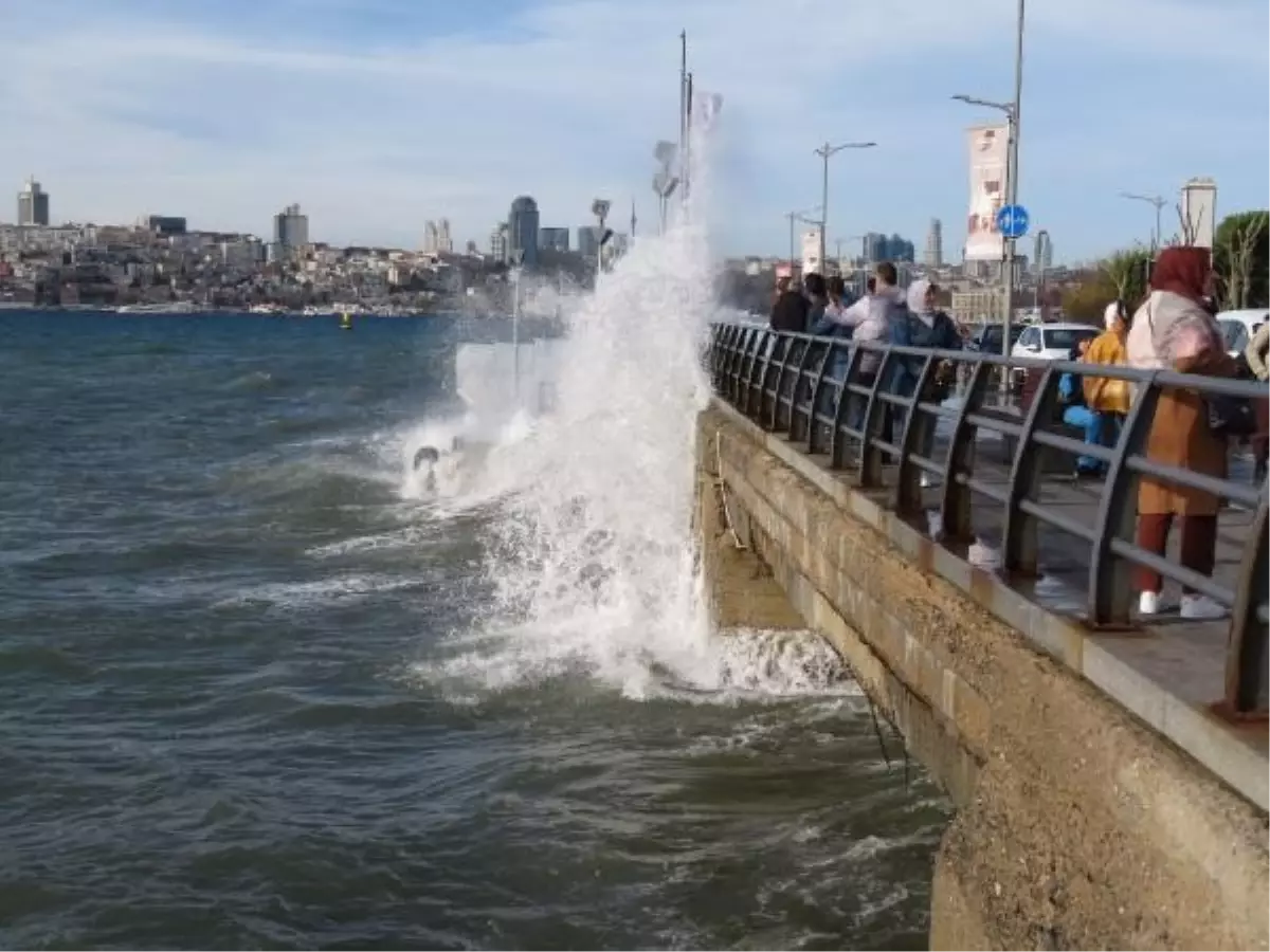 Marmara Denizi\'nde Fırtına Nedeniyle Sefer İptalleri