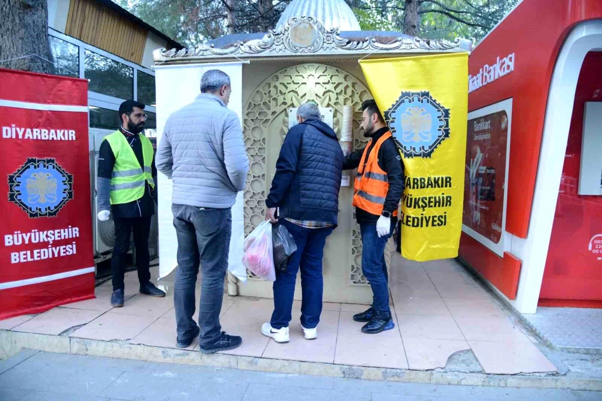Diyarbakır Büyükşehir Belediyesi, kentteki 6 noktada ücretsiz çorba dağıtımına başladı