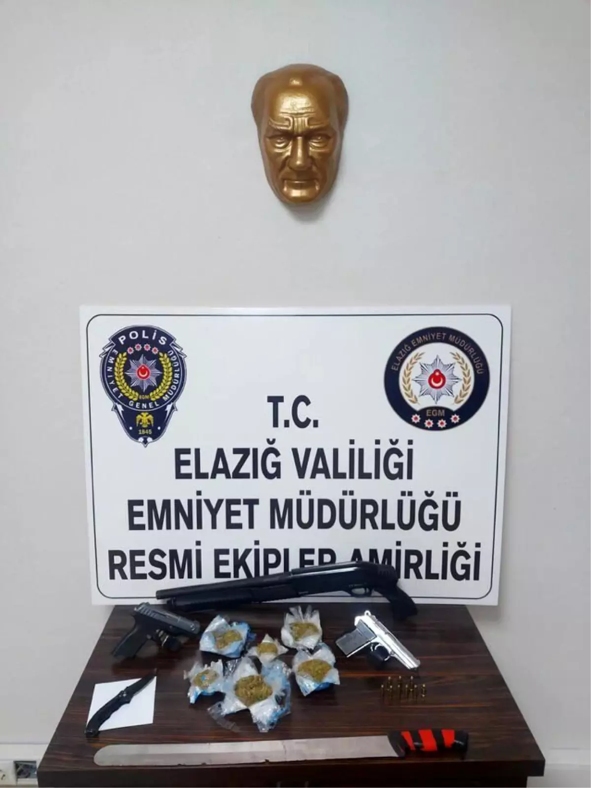 Elazığ\'da huzur ve güven uygulaması: Ruhsatsız silah ve uyuşturucu ele geçirildi