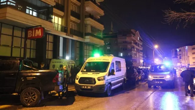 Eşini defalarca bıçaklayarak öldürdü! Vahşete tanık olan çocukların çığlıkları apartmanı inletti