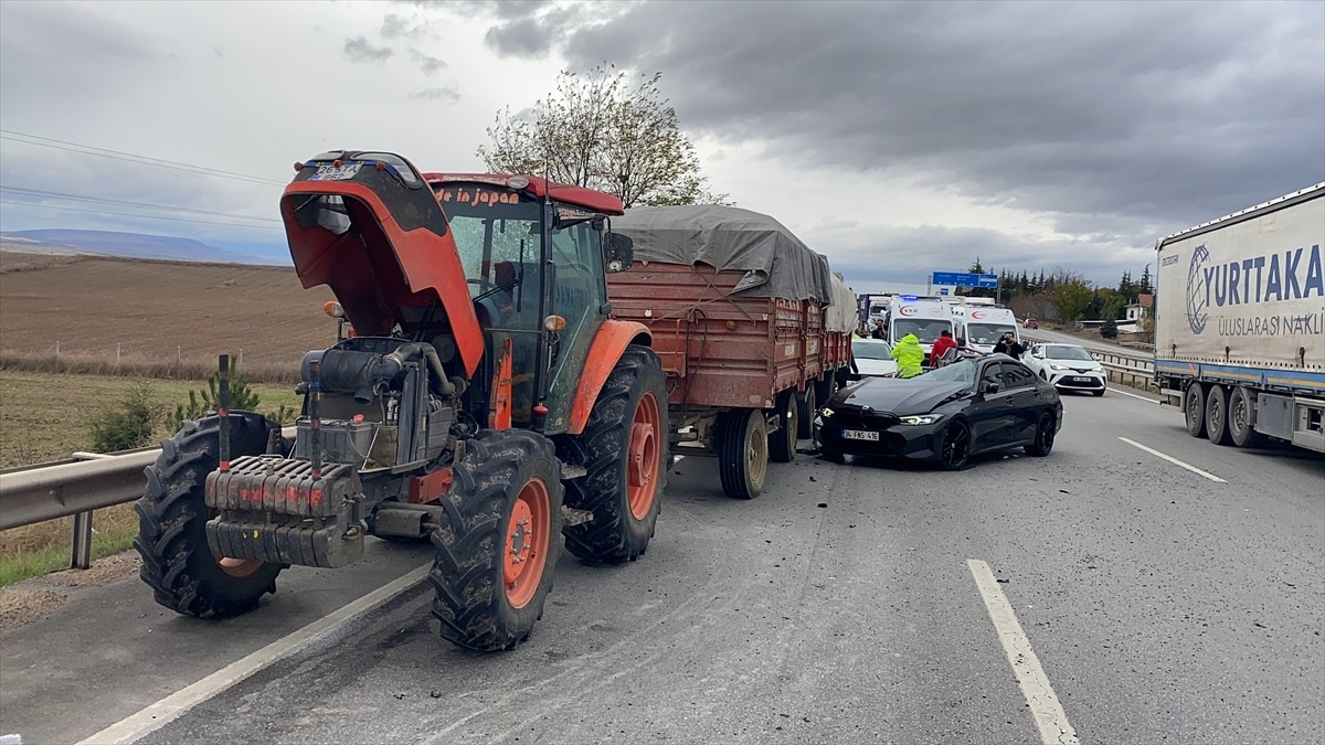 Eskişehir\'de otomobil traktöre çarptı, bir kişi yaralandı