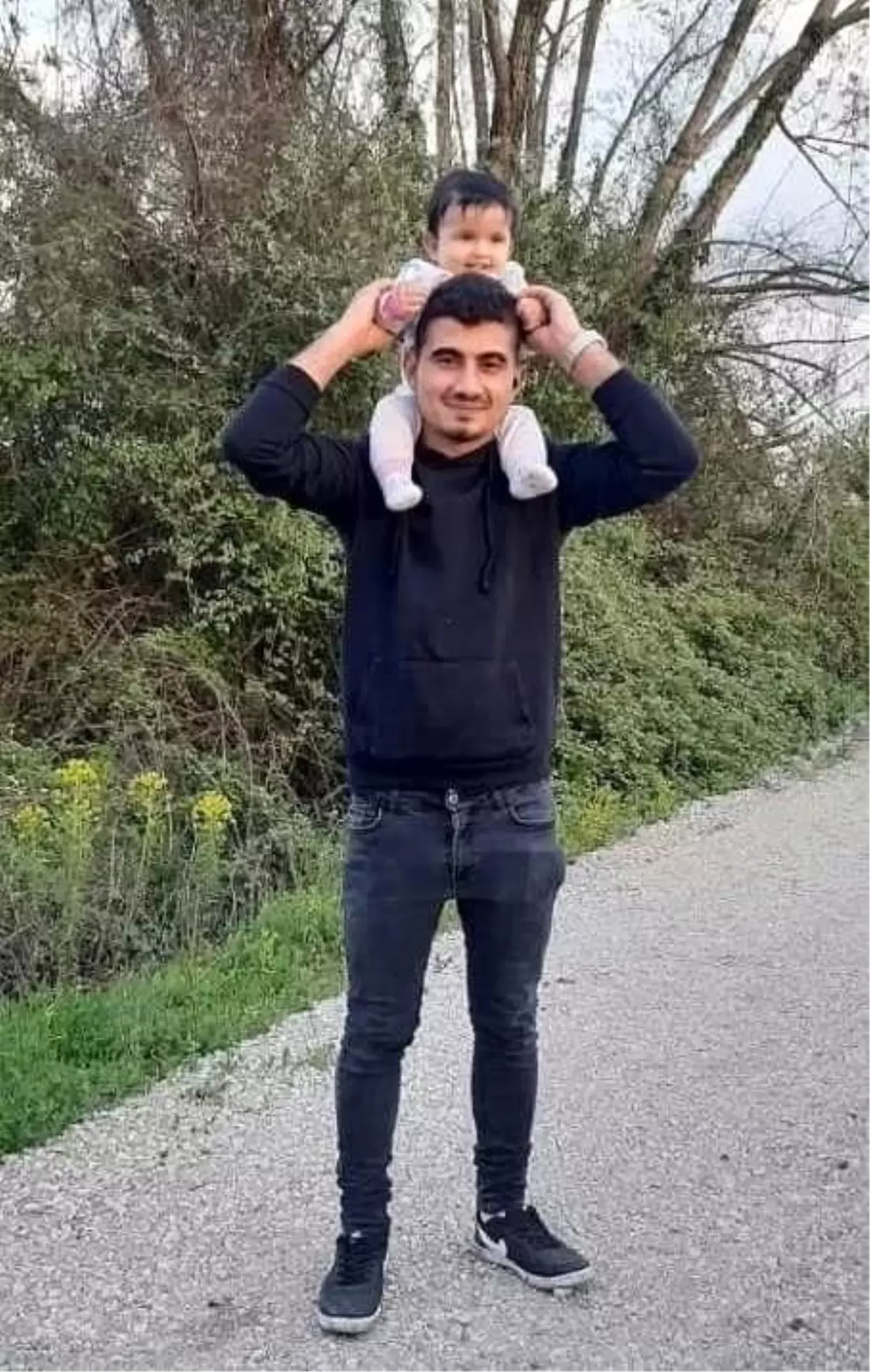 Akyazı\'da kaza: Otomobil beton direğe çarptı, sürücü hayatını kaybetti