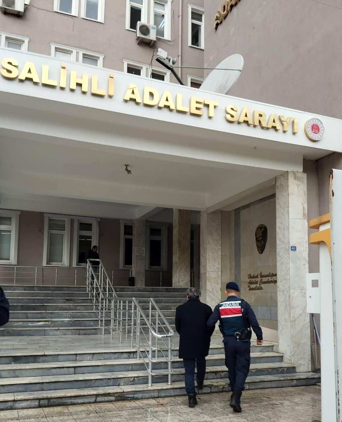 Salihli\'de FETÖ\'den aranan ihraç hakim yakalandı