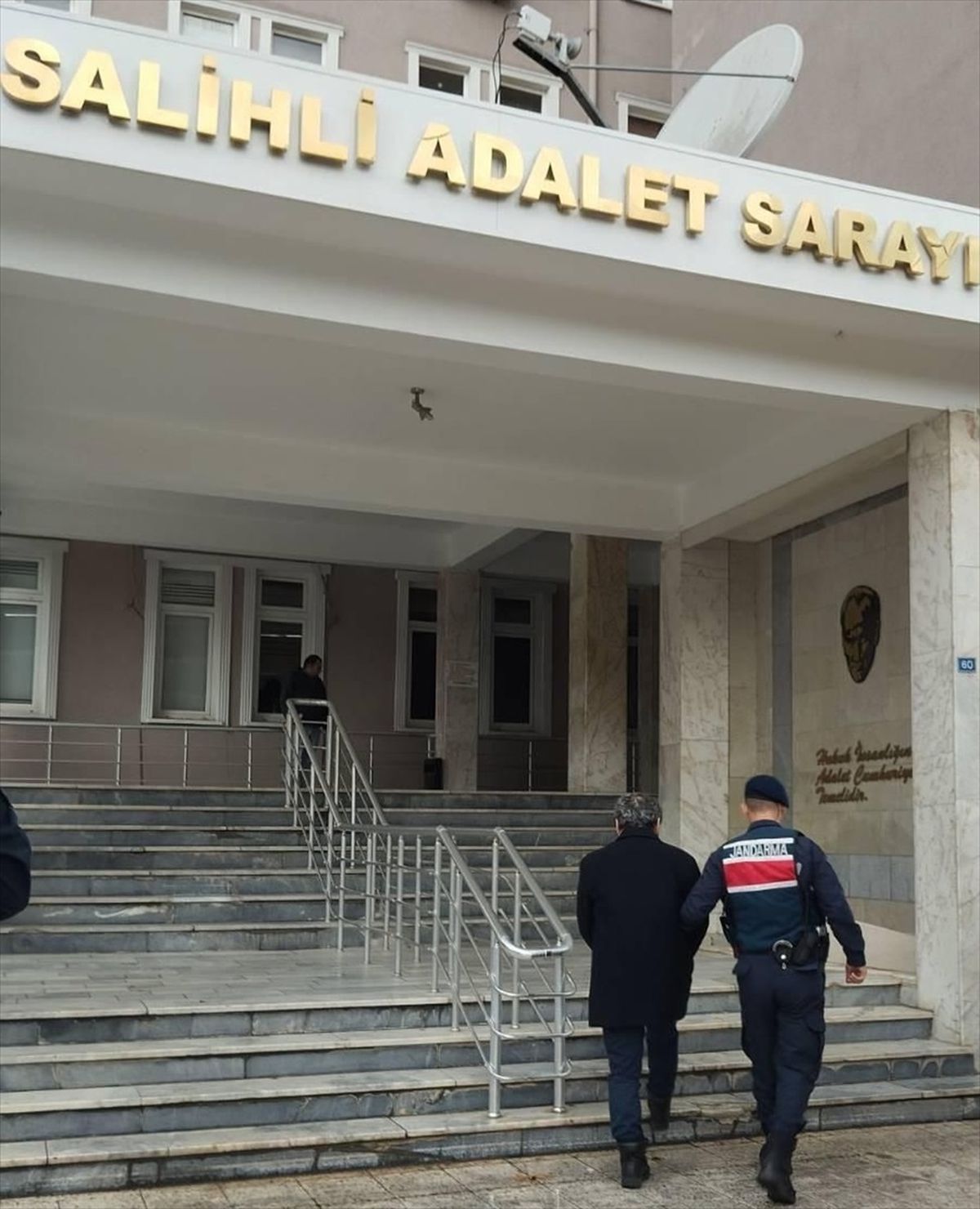 Salihli\'de FETÖ üyesi eski hakim yakalandı