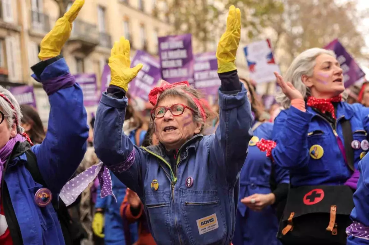 Paris\'te Kadına Yönelik Şiddete Karşı Yürüyüş Düzenlendi