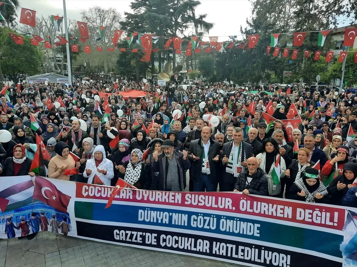 Gölcük\'te Filistin\'e Destek Yürüyüşü Düzenlendi