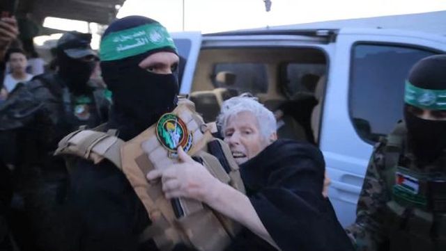 Hamas, 24 rehineyi serbest bıraktığı anın görüntülerini paylaştı Hamas, 24 rehineyi serbest bıraktığı anın görüntülerini paylaştı