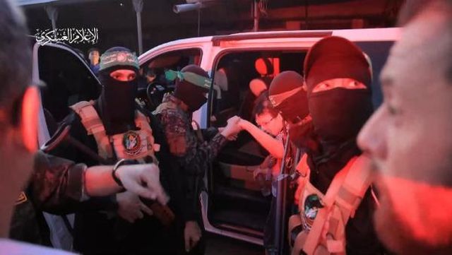Hamas, 24 rehineyi serbest bıraktığı anın görüntülerini paylaştı Hamas, 24 rehineyi serbest bıraktığı anın görüntülerini paylaştı