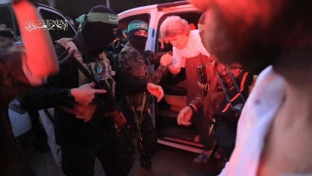Hamas, 24 rehineyi serbest bıraktığı anın görüntülerini paylaştı Hamas, 24 rehineyi serbest bıraktığı anın görüntülerini paylaştı