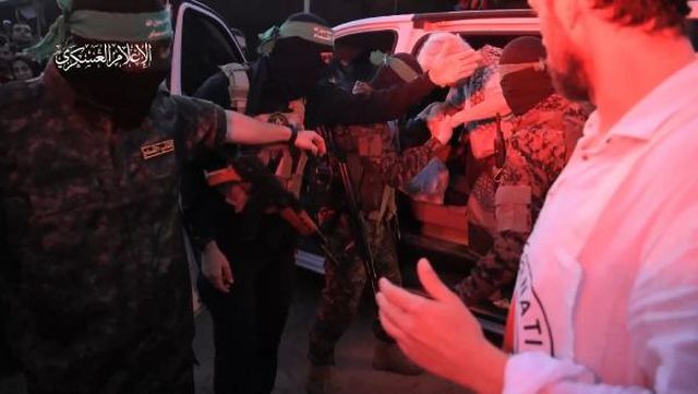 Hamas, 24 rehineyi serbest bıraktığı anın görüntülerini paylaştı Hamas, 24 rehineyi serbest bıraktığı anın görüntülerini paylaştı