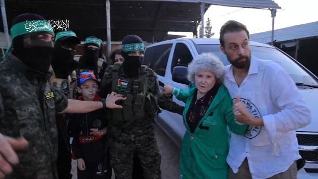 Hamas, 24 rehineyi serbest bıraktığı anın görüntülerini paylaştı Hamas, 24 rehineyi serbest bıraktığı anın görüntülerini paylaştı
