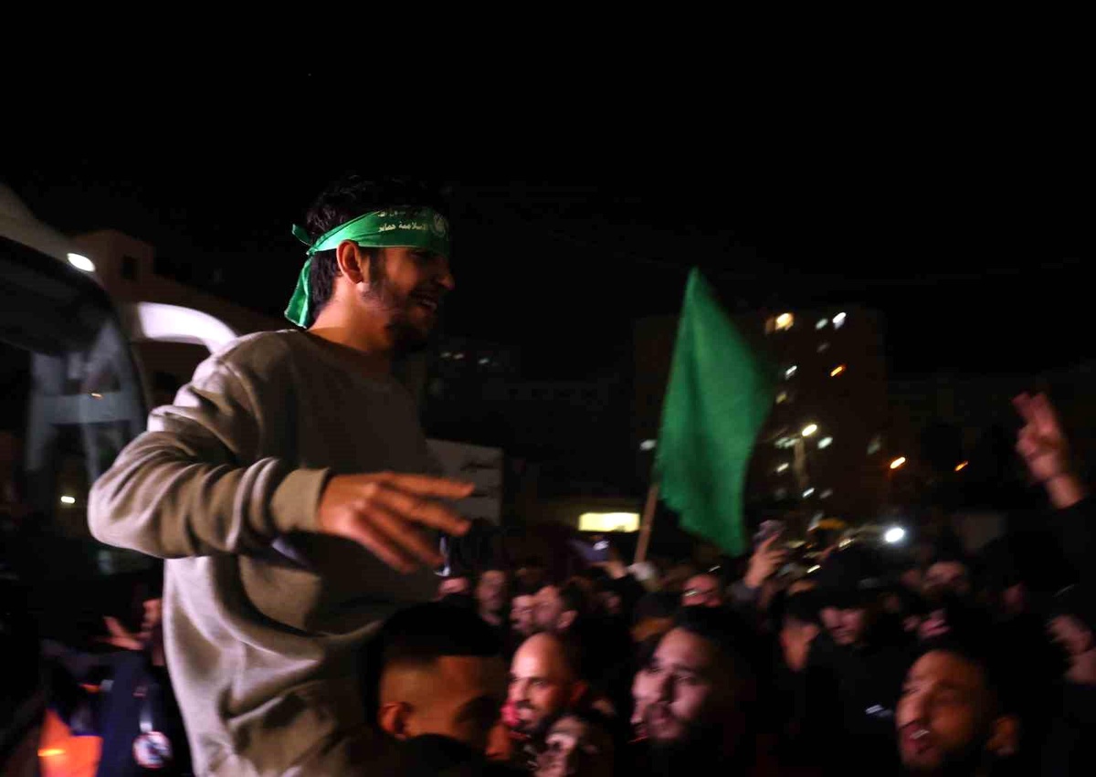 Hamas, esir takası anlaşması kapsamında serbest bırakılan esirlerin teslim anını paylaştı