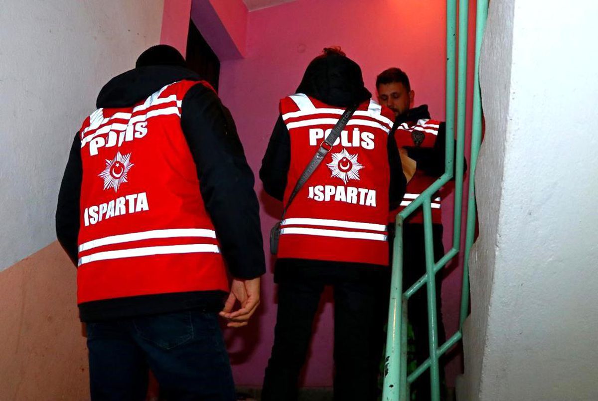 Isparta\'da yapılan uygulamalarda 13 şahıs yakalandı