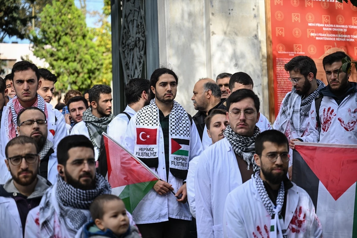 İstanbul\'da Doktorlar Gazze İçin Sessiz Yürüyüş Düzenledi
