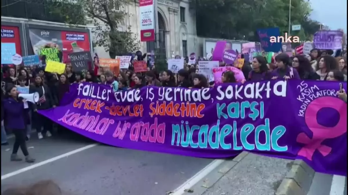 İstanbul\'da Kadınlar Polis Engeline Karşı Protesto Etti