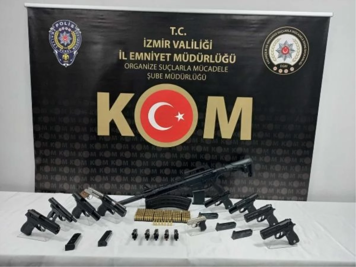İzmir\'de silah kaçakçılığı operasyonu: 2 şüpheli gözaltına alındı