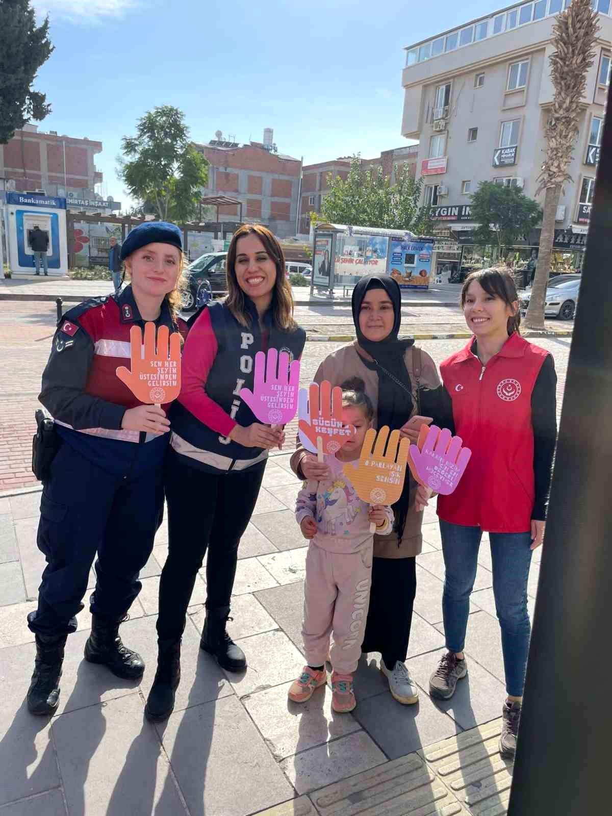 Aydın\'da Jandarma Ekipleri Kadına Şiddete Karşı Bilgilendirme Yaptı