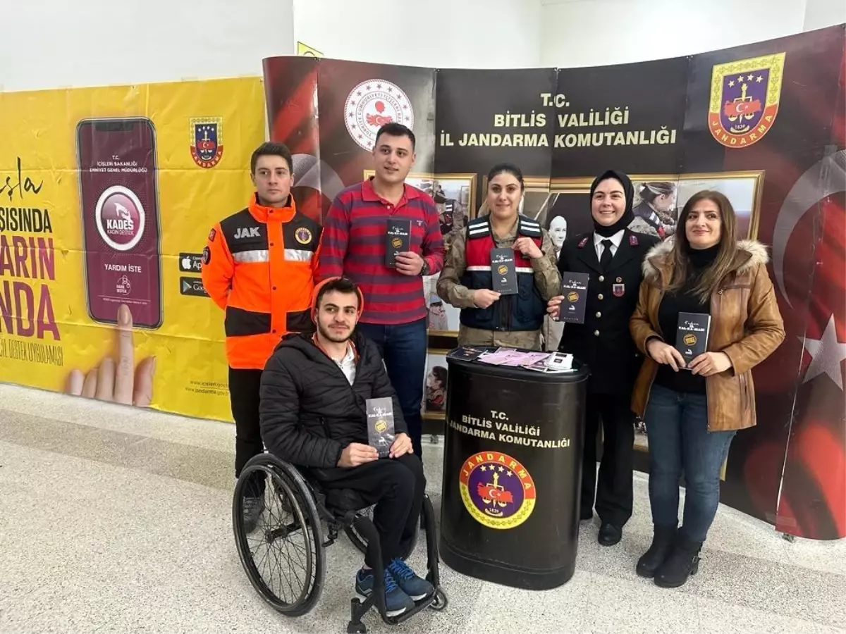 Bitlis İl Jandarma Komutanlığı Üniversite Öğrencilerine KADES Hakkında Bilgilendirme Yaptı