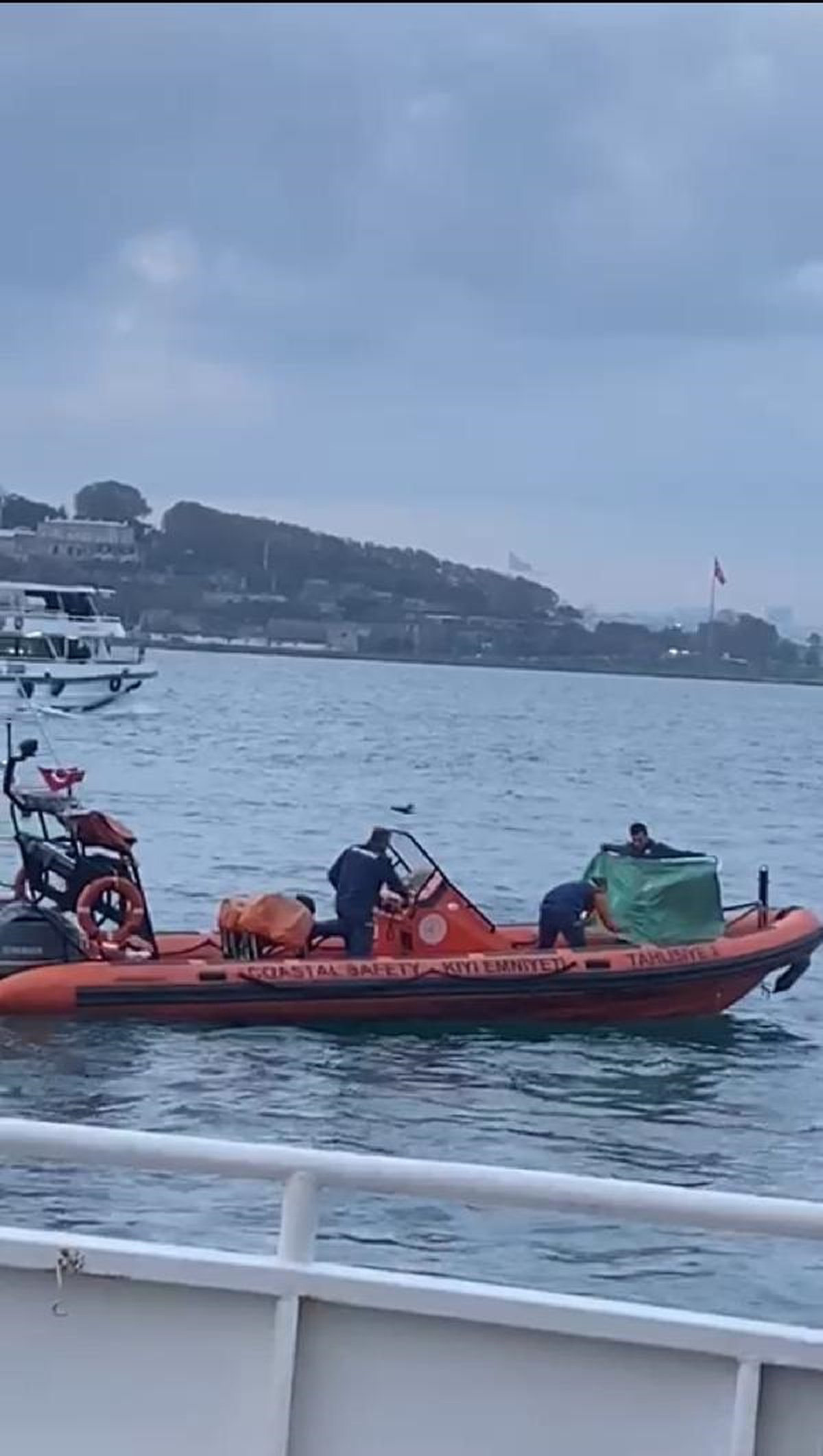 Kadıköy-Beşiktaş seferini yapan yolcu vapurundan denize düşen kişi kurtarıldı