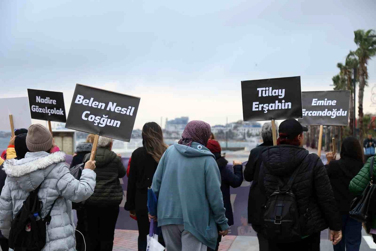 İstanbul\'da Kadına Yönelik Şiddetle Mücadele Yürüyüşü Gerçekleştirildi
