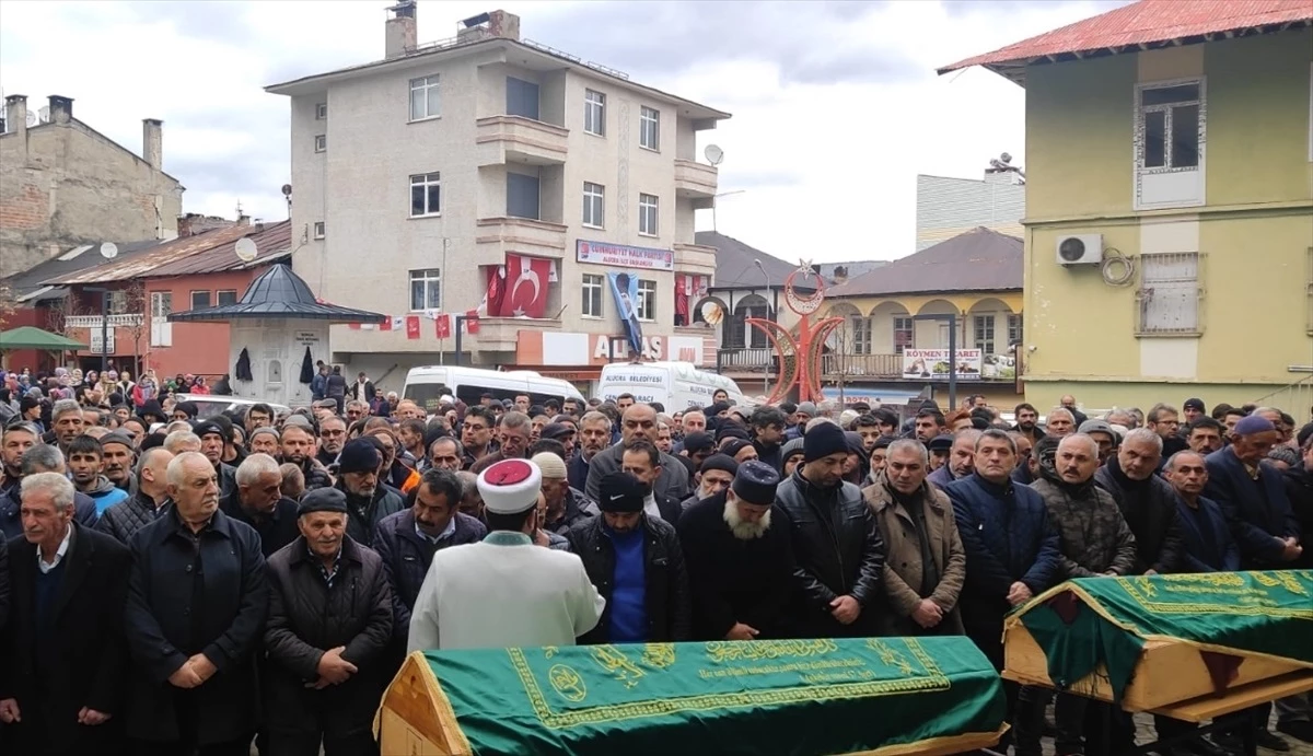 Erzincan\'da hafriyat kamyonu ve otomobilin çarpıştığı kazada yaşamını yitiren karı kocanın cenazeleri Giresun\'da toprağa verildi