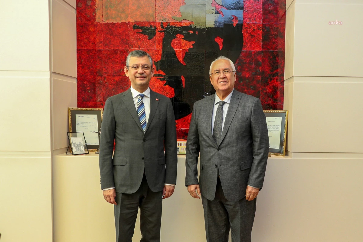 Karabağlar Belediye Başkanı Muhittin Selvitopu, CHP Genel Başkanı Özgür Özel\'i ziyaret etti