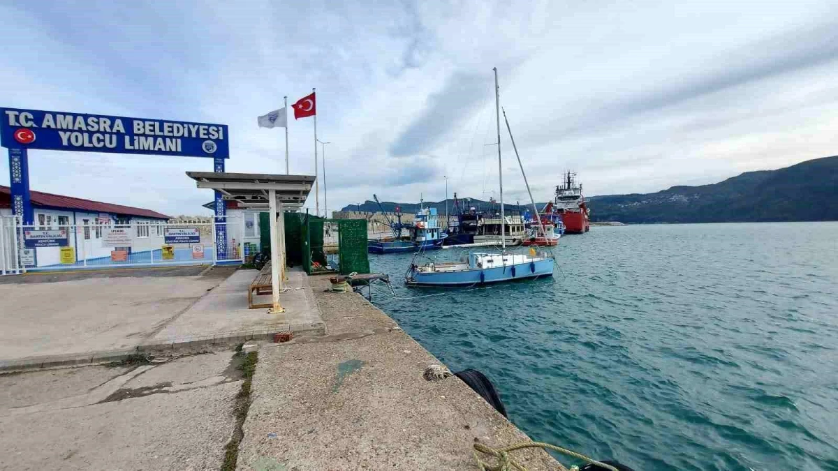 Karadeniz\'de fırtına öncesi tekneler Amasra Limanı\'na sığındı
